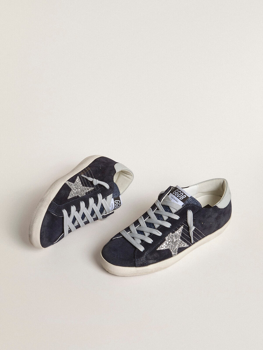 sapato feminino super-star em camurça azul com estrela prateada brilhante e detalhe em couro no calcanhar.