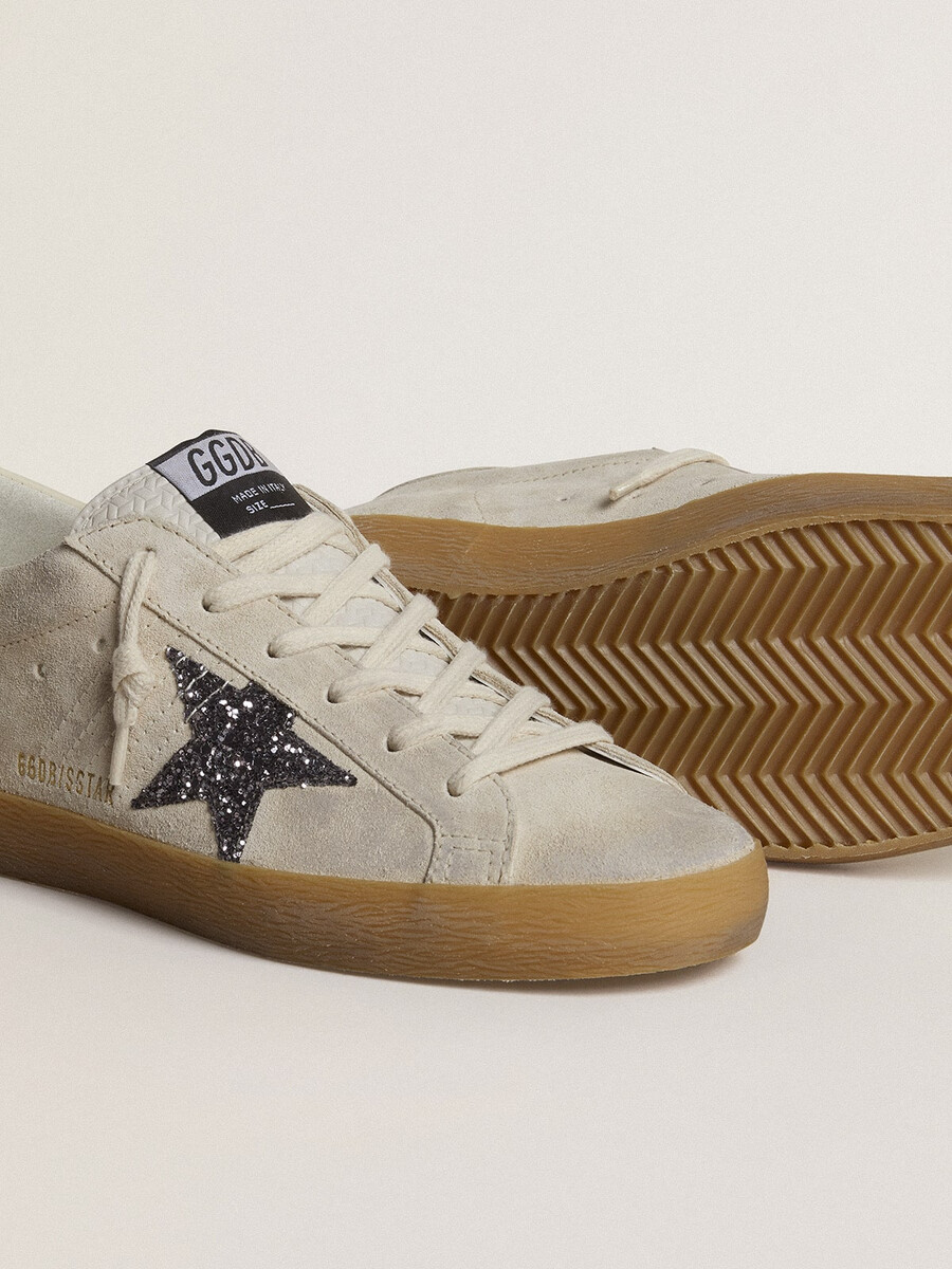 sapato feminino super-star em camurça cinza-gelo com estrela prateada brilhante e detalhe em couro no calcanhar.