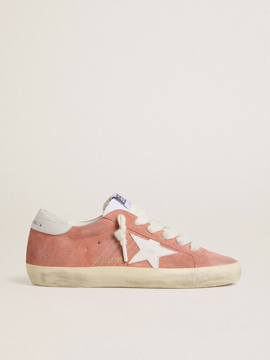tênis super-star feminino em camurça coral com estrela de couro branco e detalhe no calcanhar.