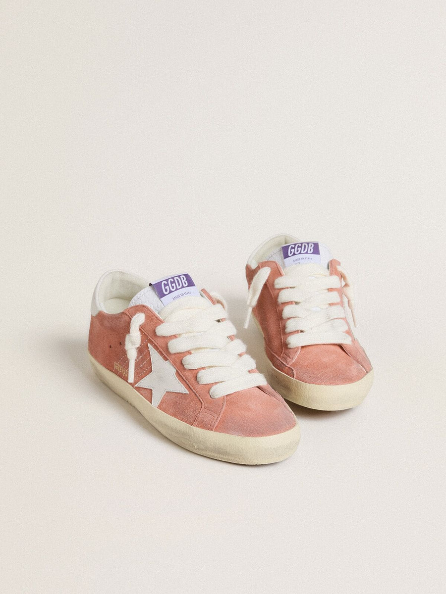 tênis super-star feminino em camurça coral com estrela de couro branco e detalhe no calcanhar.