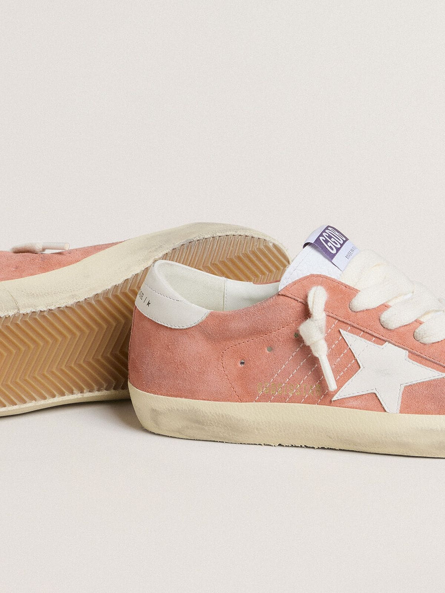 tênis super-star feminino em camurça coral com estrela de couro branco e detalhe no calcanhar.