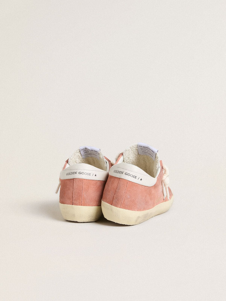 tênis super-star feminino em camurça coral com estrela de couro branco e detalhe no calcanhar.