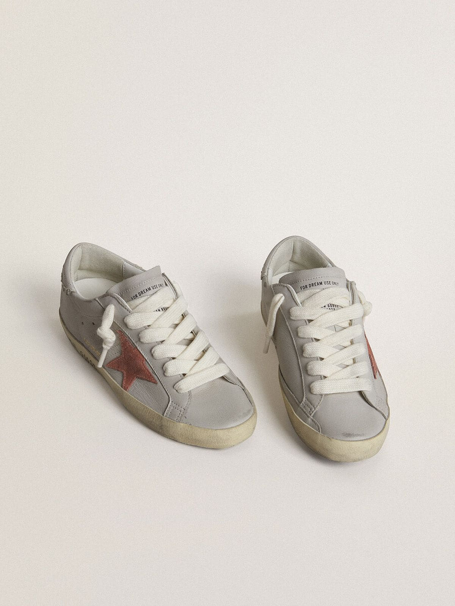 super-star ltd feminino em couro cinza com estrela em camurça vermelho-tijolo