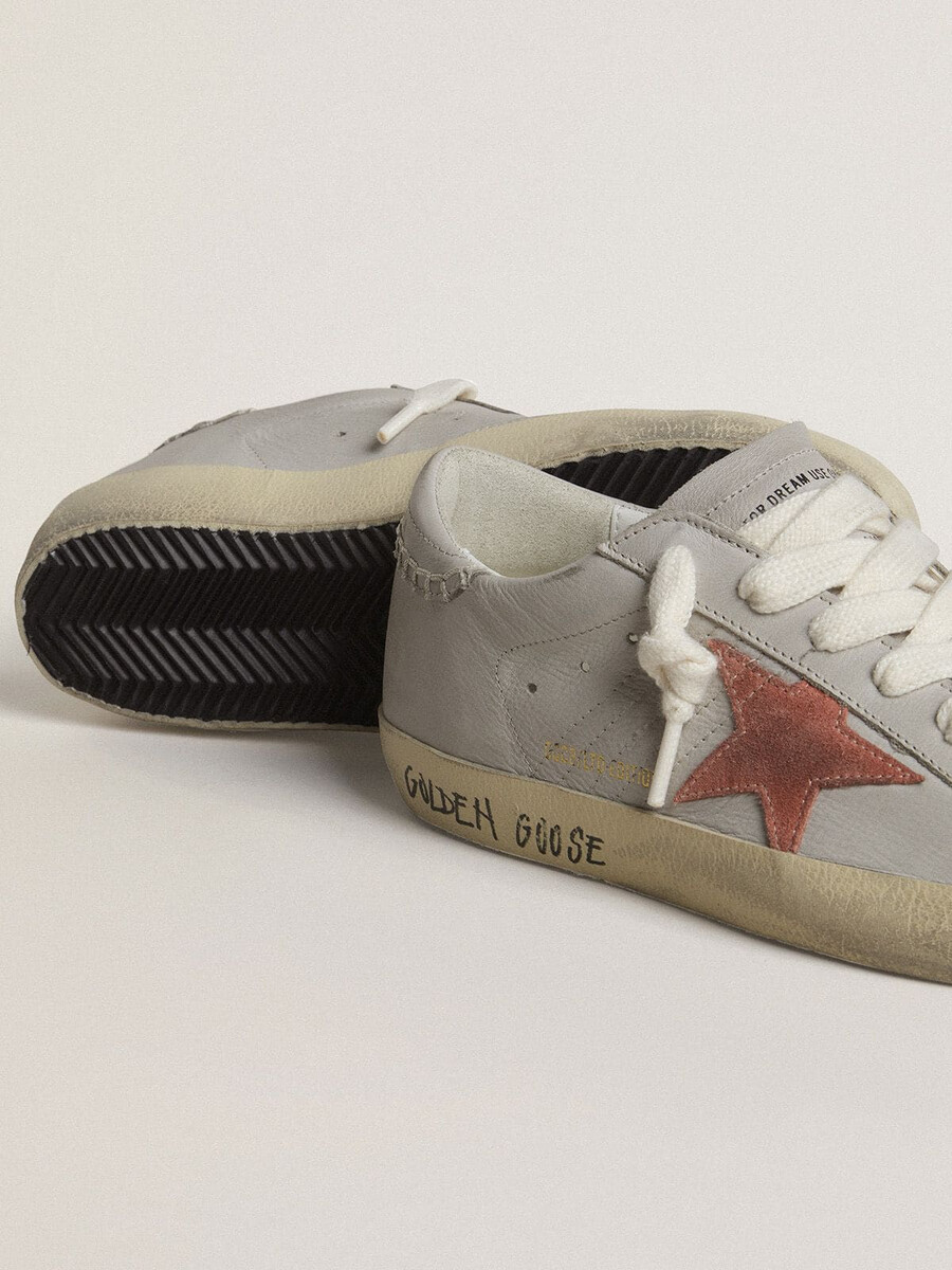 super-star ltd feminino em couro cinza com estrela em camurça vermelho-tijolo