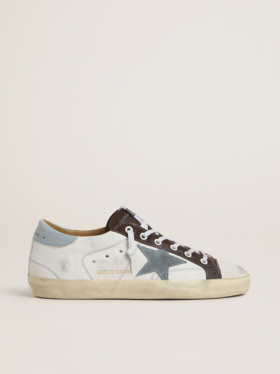 tênis feminino ltd super-star com estrela em camurça azul-clara e detalhe em lona azul-clara no calcanhar.