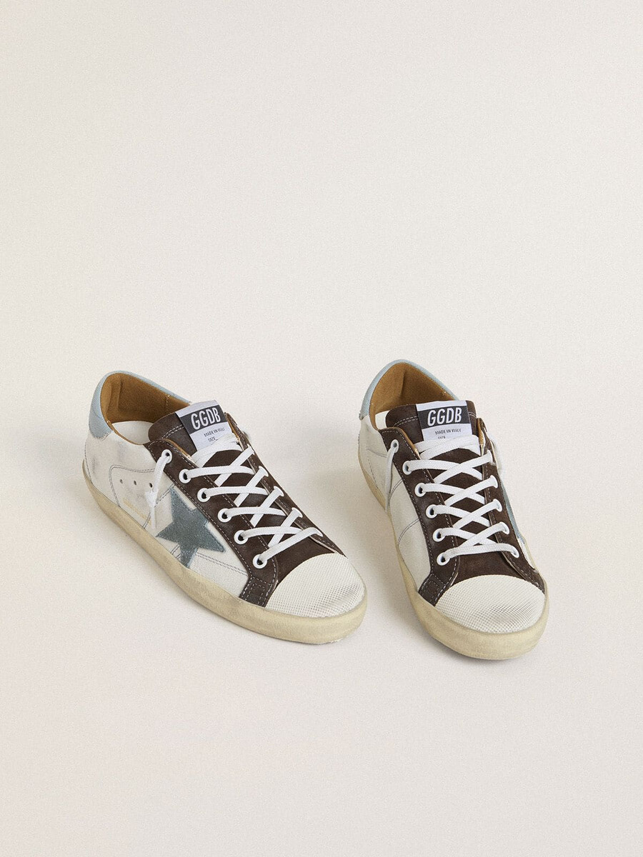 tênis feminino ltd super-star com estrela em camurça azul-clara e detalhe em lona azul-clara no calcanhar.