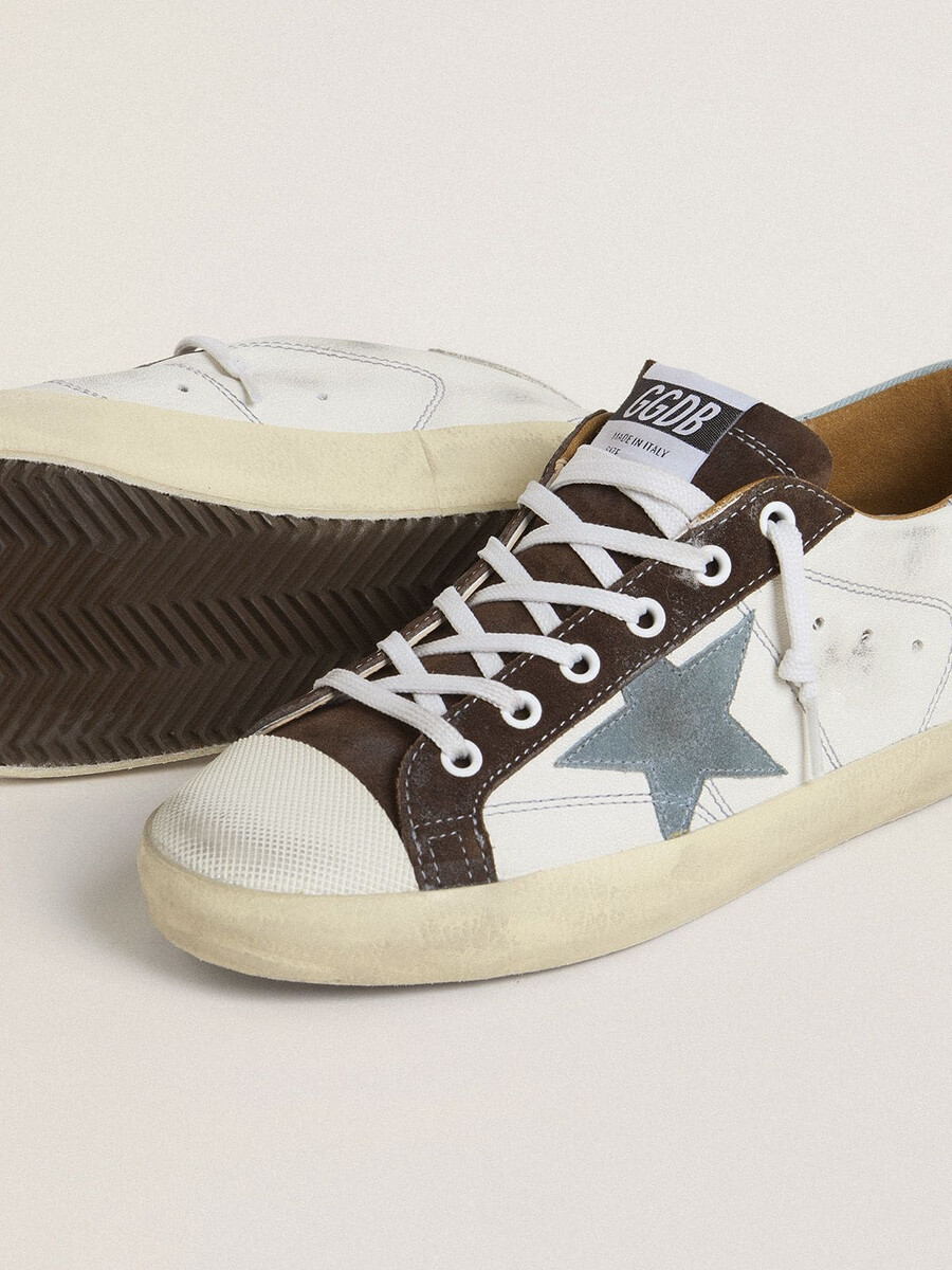 tênis feminino ltd super-star com estrela em camurça azul-clara e detalhe em lona azul-clara no calcanhar.