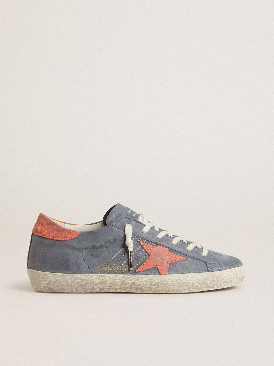tênis super star feminino em nobuck azul com estrela em camurça rosa e detalhe no calcanhar.