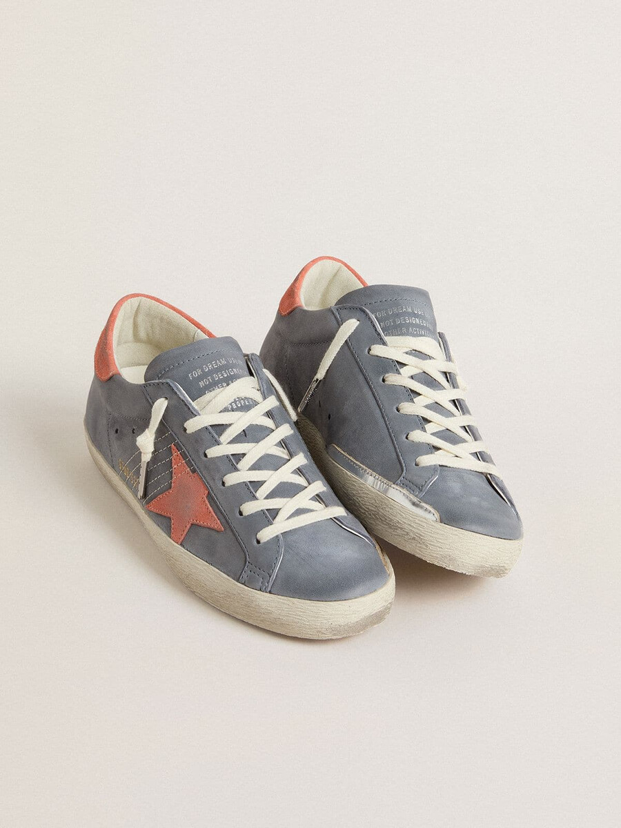tênis super star feminino em nobuck azul com estrela em camurça rosa e detalhe no calcanhar.