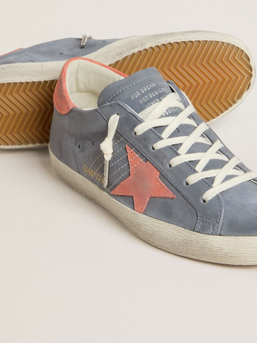 tênis super star feminino em nobuck azul com estrela em camurça rosa e detalhe no calcanhar.