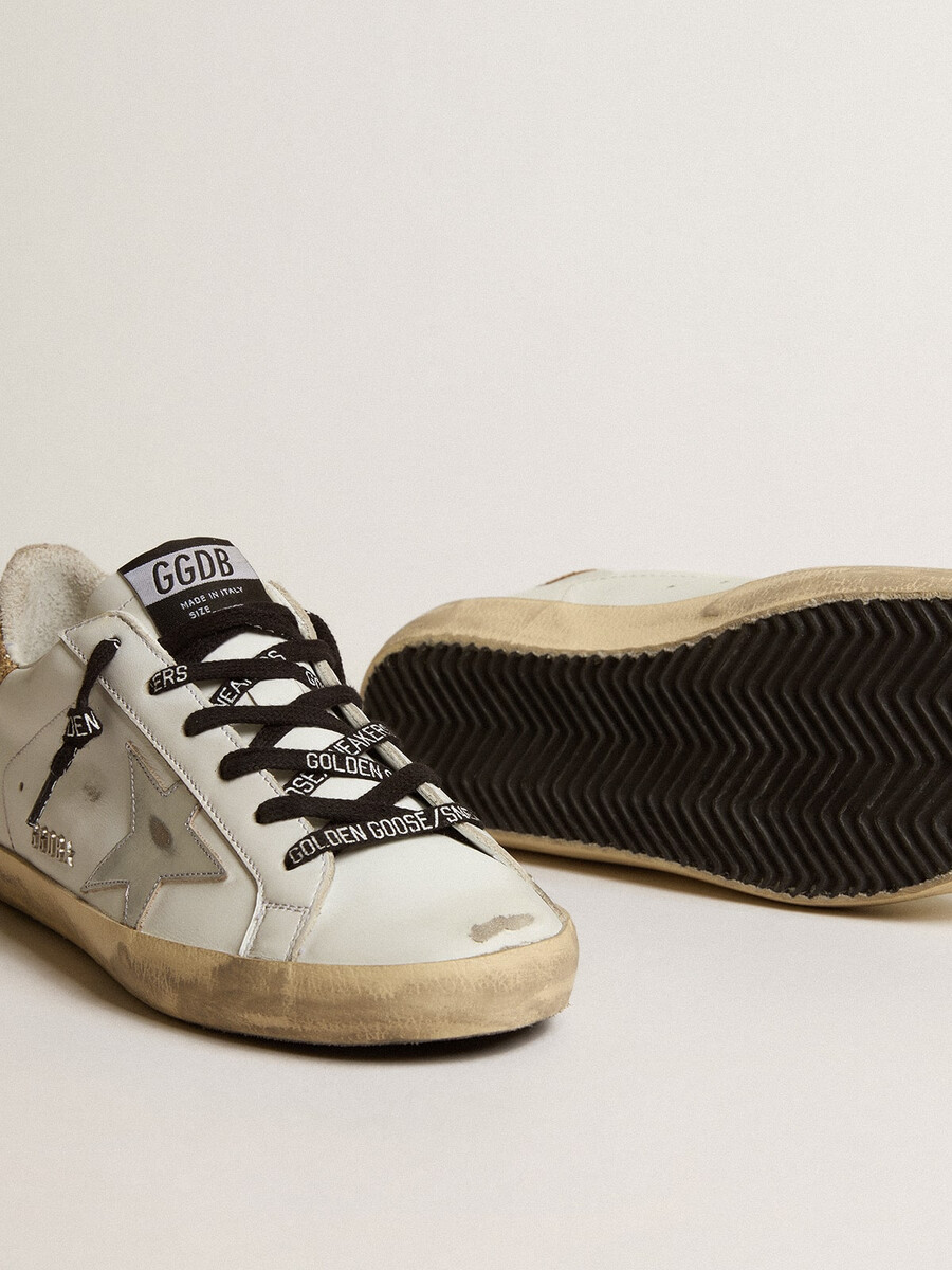 sapatilha feminina super-star em couro branco com detalhe brilhante no calcanhar.