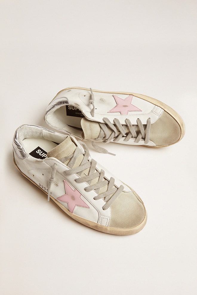 sapatilha feminina super-star em couro com estrela rosa e detalhe prateado no calcanhar.
