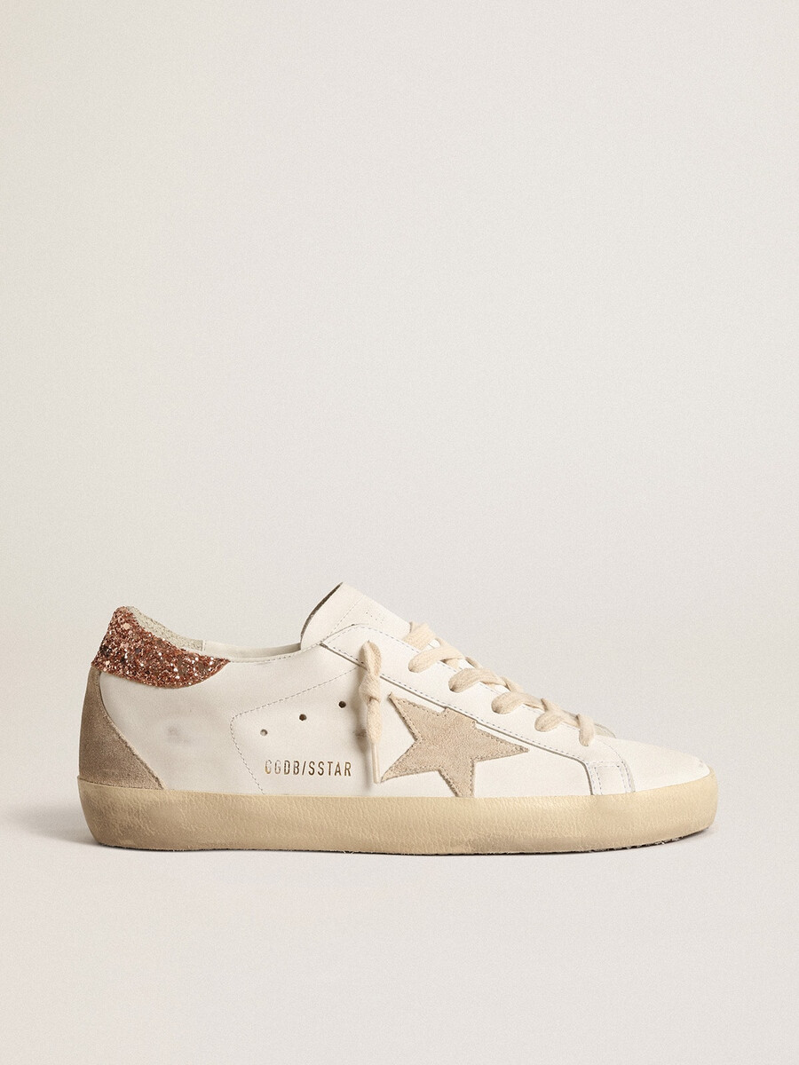 sapato feminino super-star com estrela de camurça e detalhe de glitter rosa-pêssego no calcanhar.
