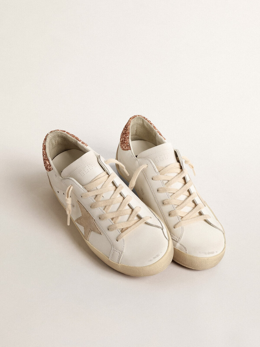 sapato feminino super-star com estrela de camurça e detalhe de glitter rosa-pêssego no calcanhar.