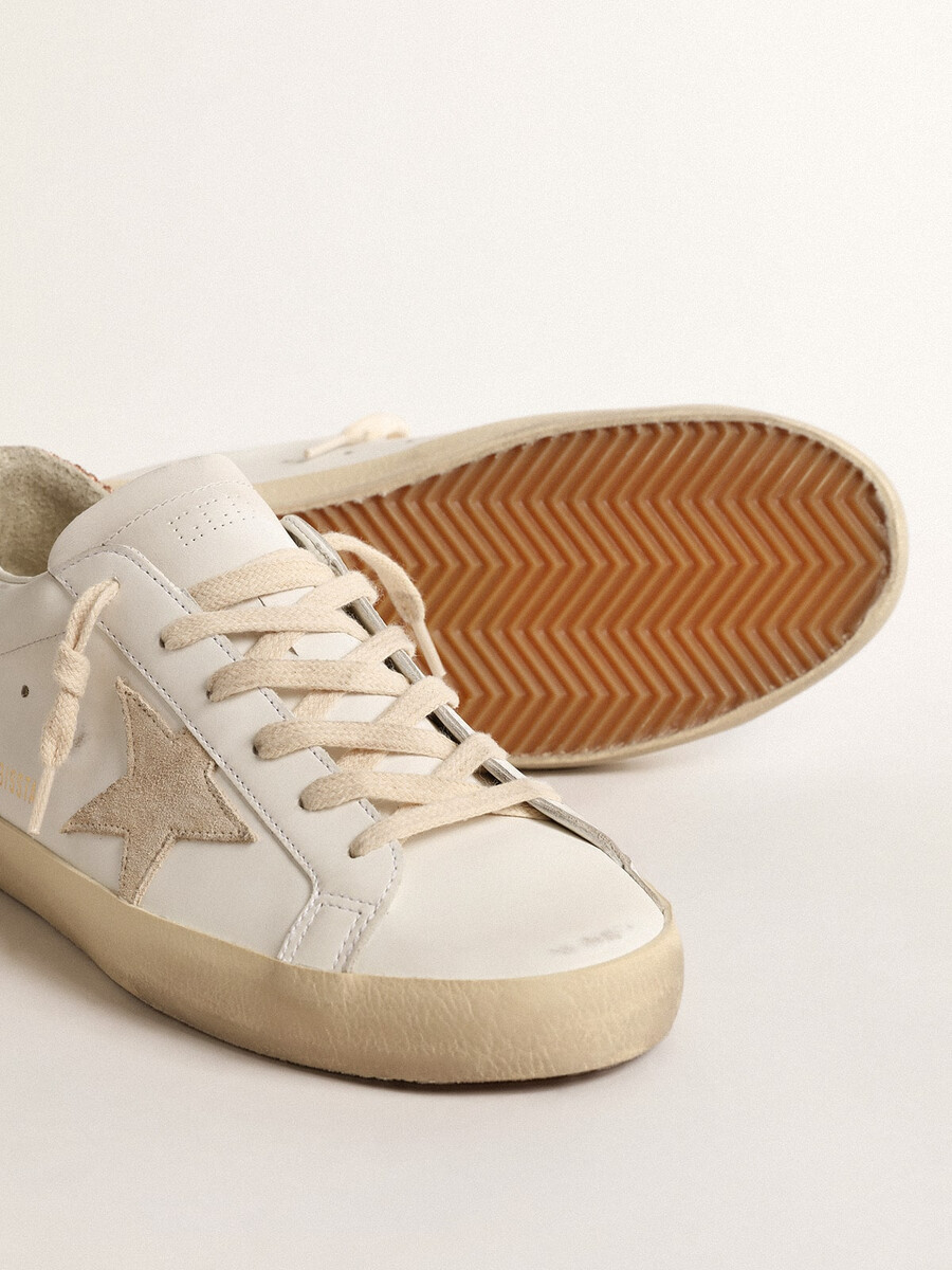 sapato feminino super-star com estrela de camurça e detalhe de glitter rosa-pêssego no calcanhar.