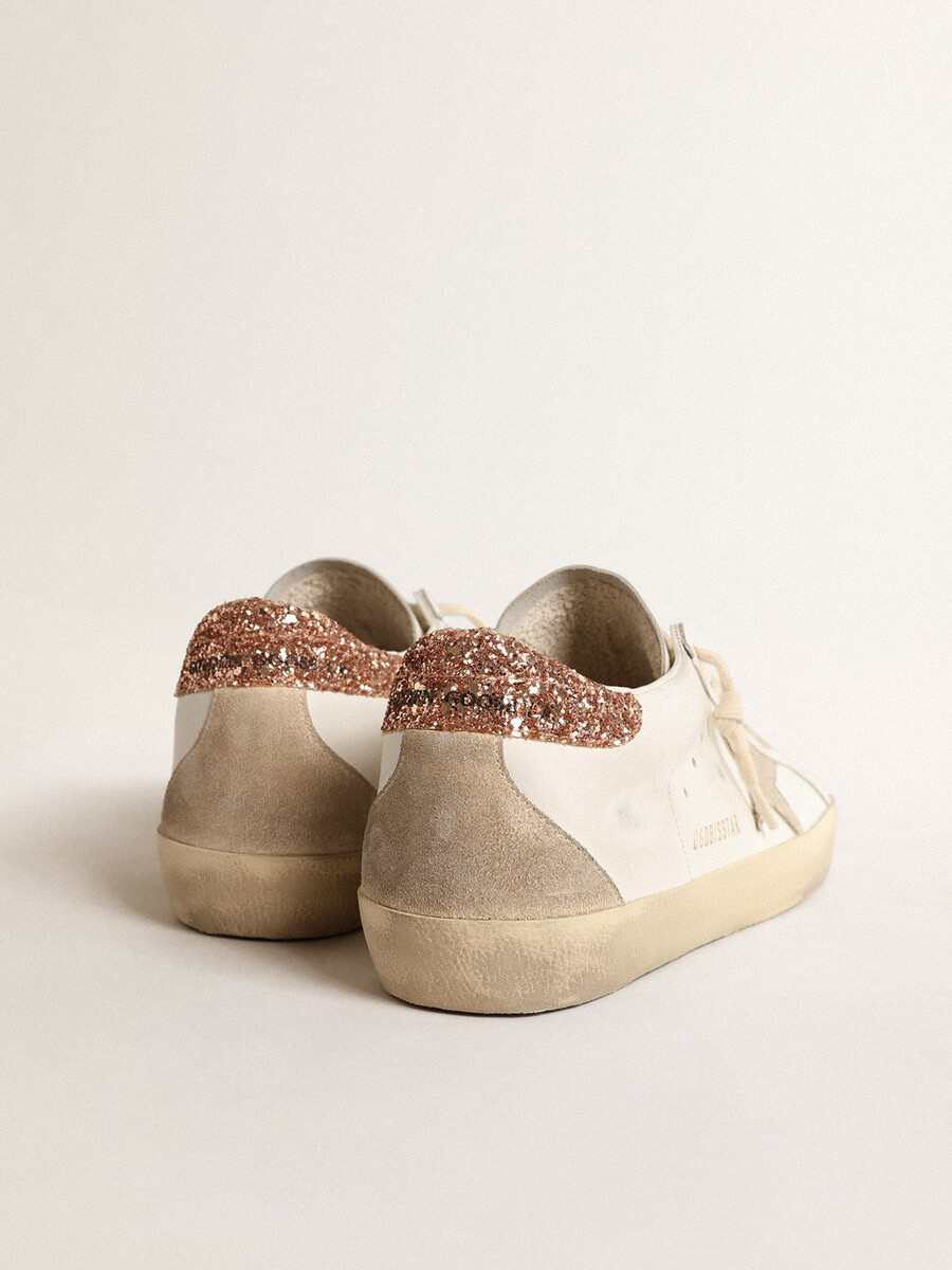 sapato feminino super-star com estrela de camurça e detalhe de glitter rosa-pêssego no calcanhar.