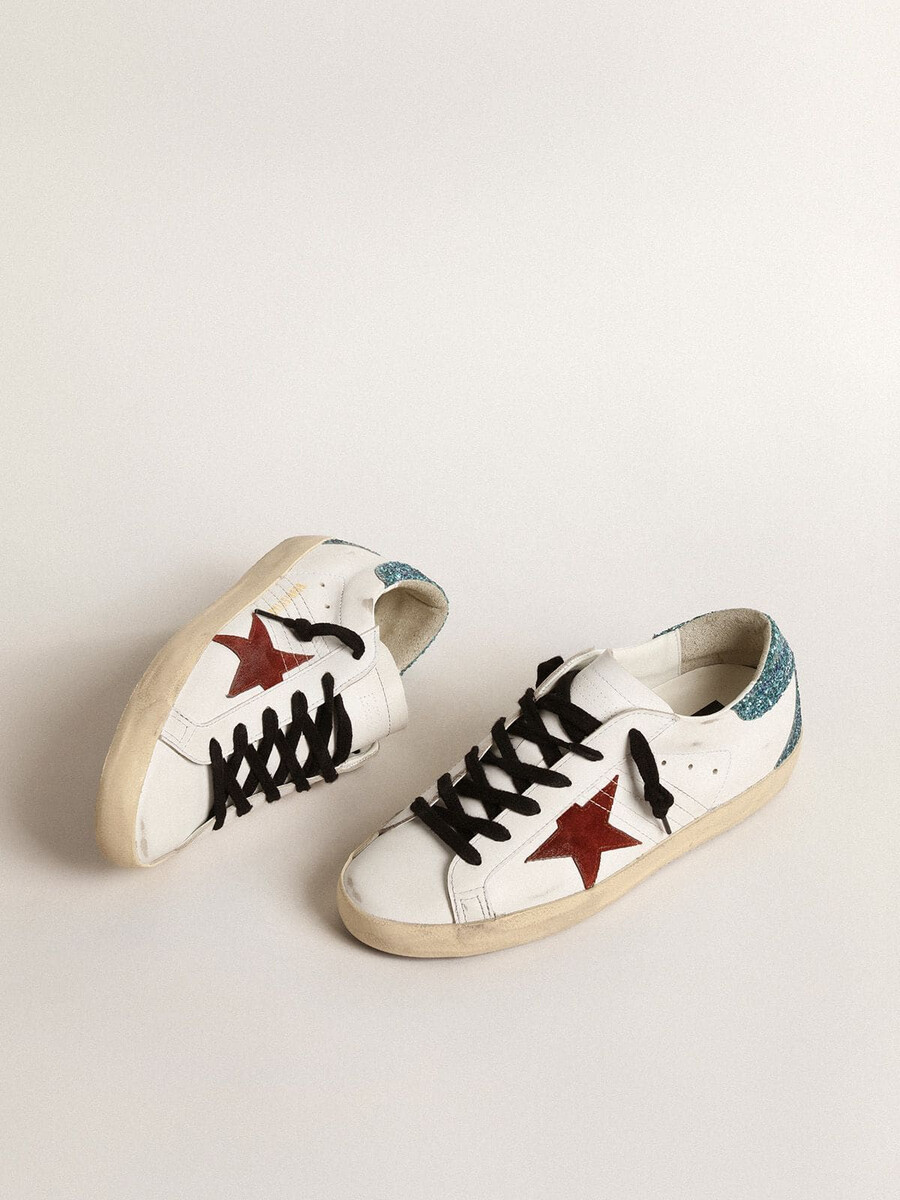 sapato feminino super-star com estrela em camurça bordô e detalhe de glitter azul claro no calcanhar.