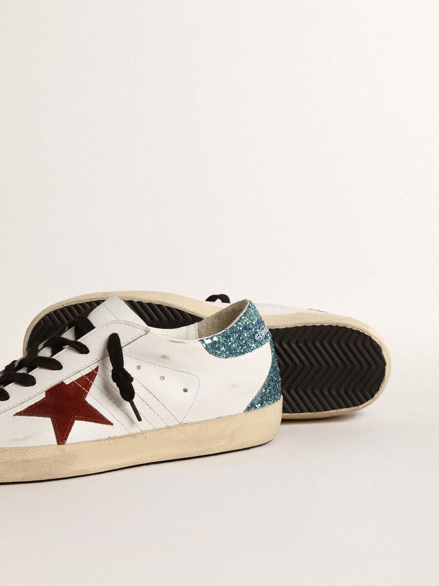 sapato feminino super-star com estrela em camurça bordô e detalhe de glitter azul claro no calcanhar.