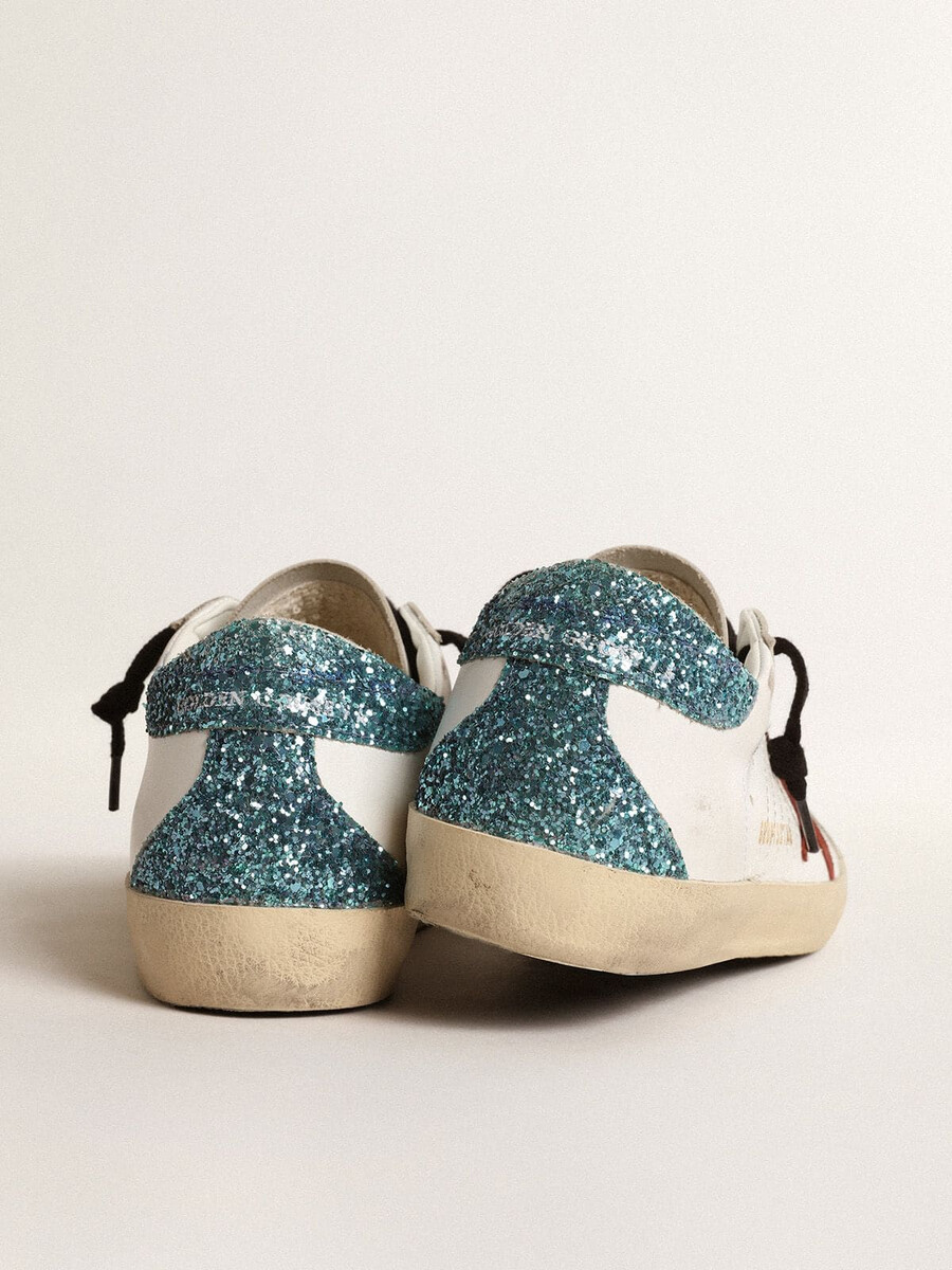 sapato feminino super-star com estrela em camurça bordô e detalhe de glitter azul claro no calcanhar.