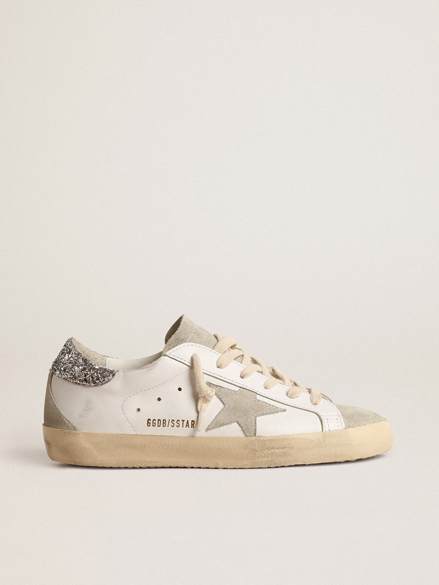 super-star feminino com estrela cinza e detalhe prateado brilhante no calcanhar.
