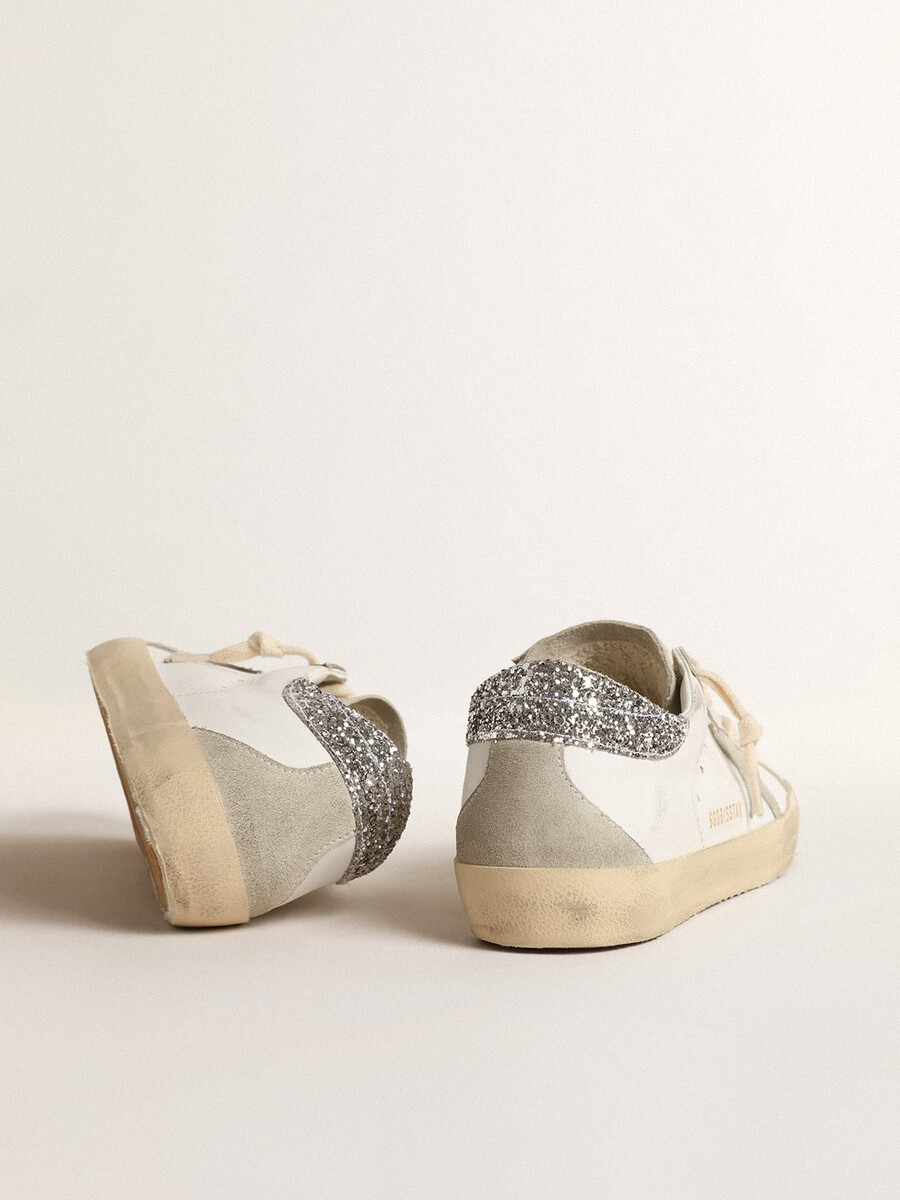 super-star feminino com estrela cinza e detalhe prateado brilhante no calcanhar.
