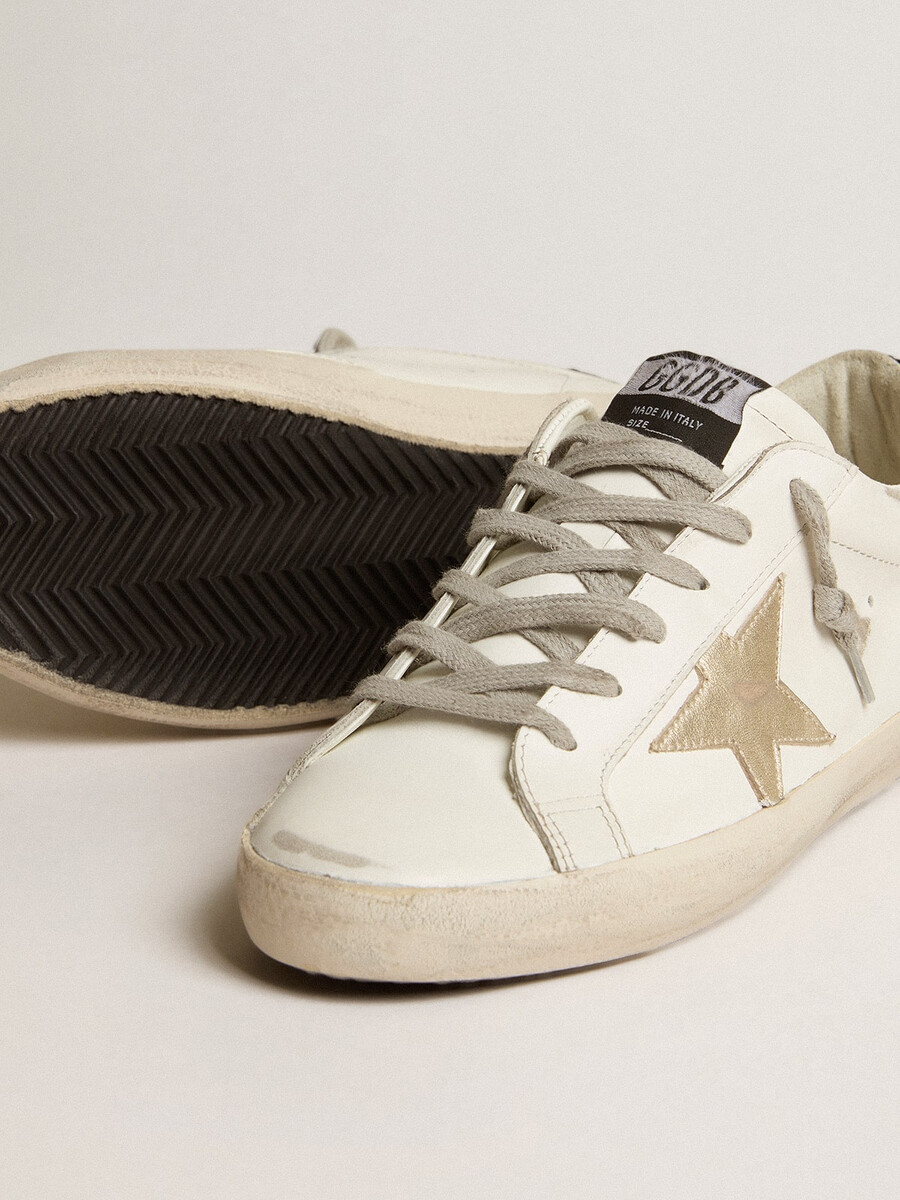 super-star feminino com estrela dourada e detalhe preto brilhante no calcanhar.