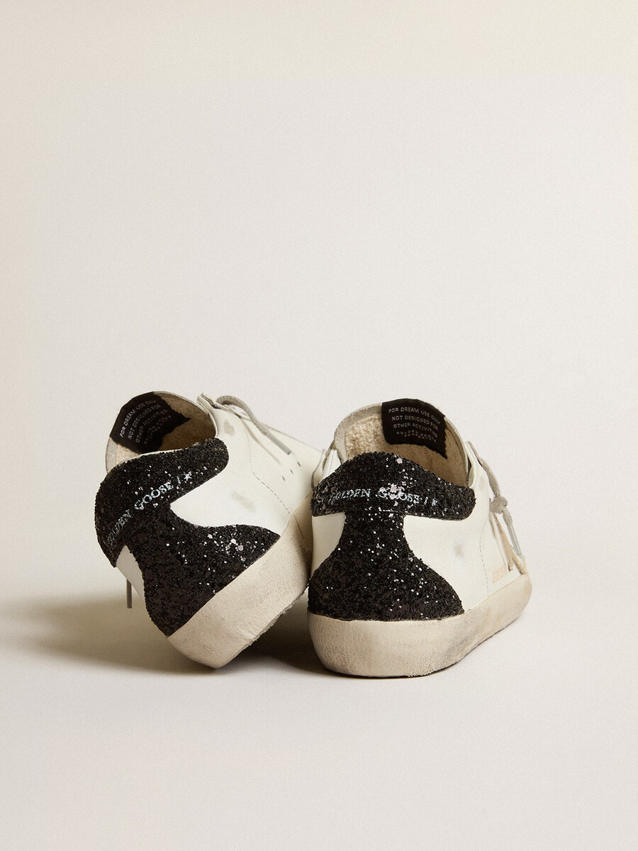 super-star feminino com estrela dourada e detalhe preto brilhante no calcanhar.