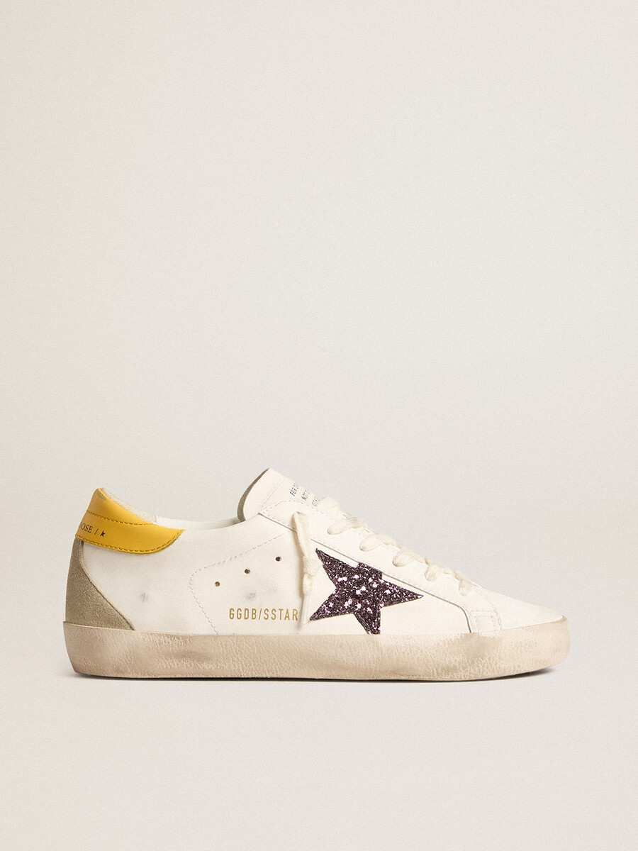 sapato feminino super-star à base de materiais biológicos com estrela vermelha brilhante e detalhe em couro no calcanhar.