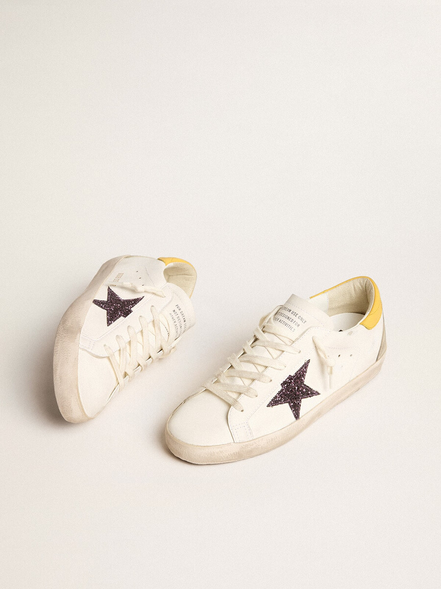 sapato feminino super-star à base de materiais biológicos com estrela vermelha brilhante e detalhe em couro no calcanhar.