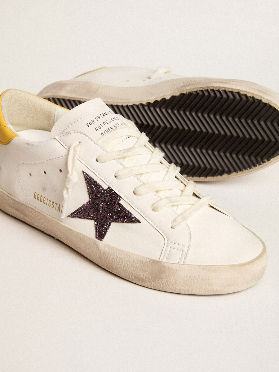 sapato feminino super-star à base de materiais biológicos com estrela vermelha brilhante e detalhe em couro no calcanhar.