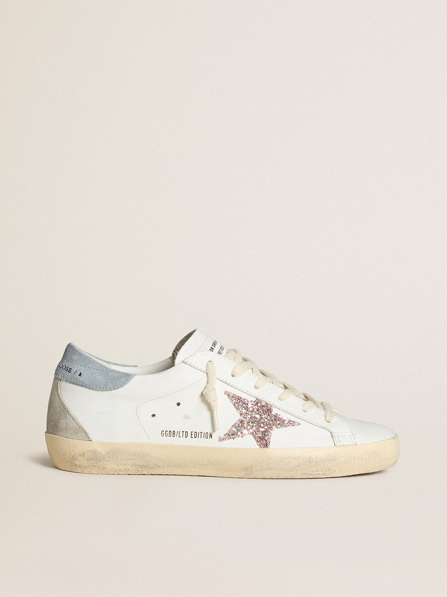 tênis feminino super-star ltd com estrela multicolorida brilhante e detalhe em camurça no calcanhar.
