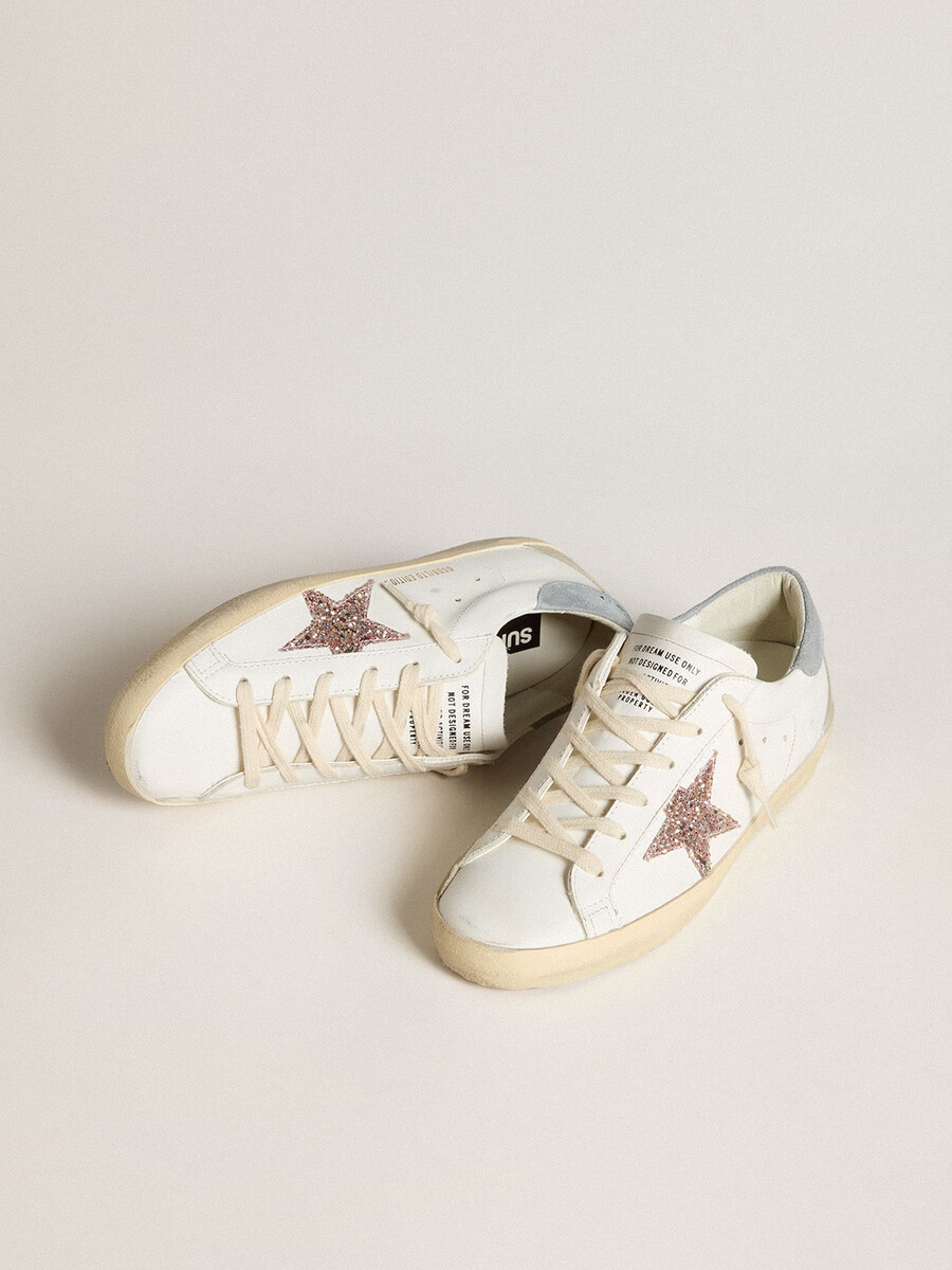 tênis feminino super-star ltd com estrela multicolorida brilhante e detalhe em camurça no calcanhar.