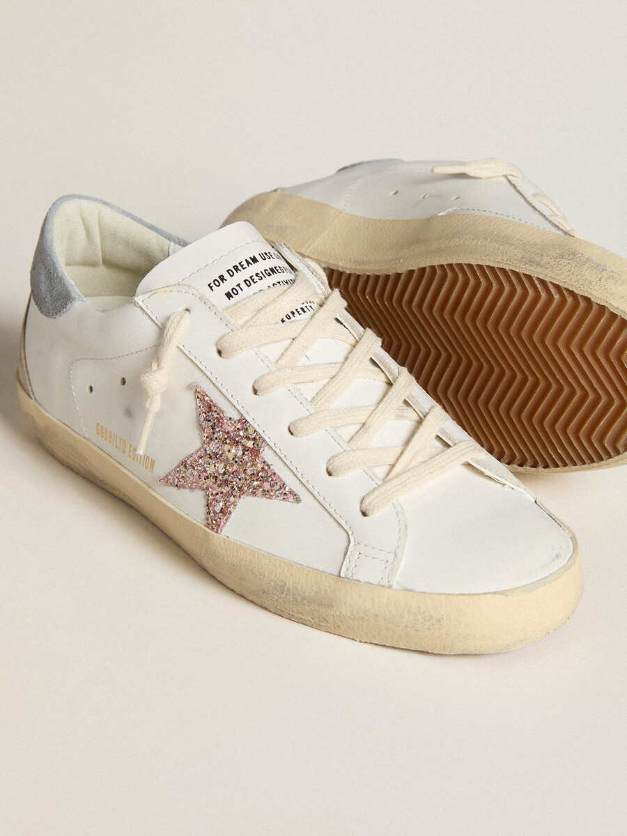 tênis feminino super-star ltd com estrela multicolorida brilhante e detalhe em camurça no calcanhar.