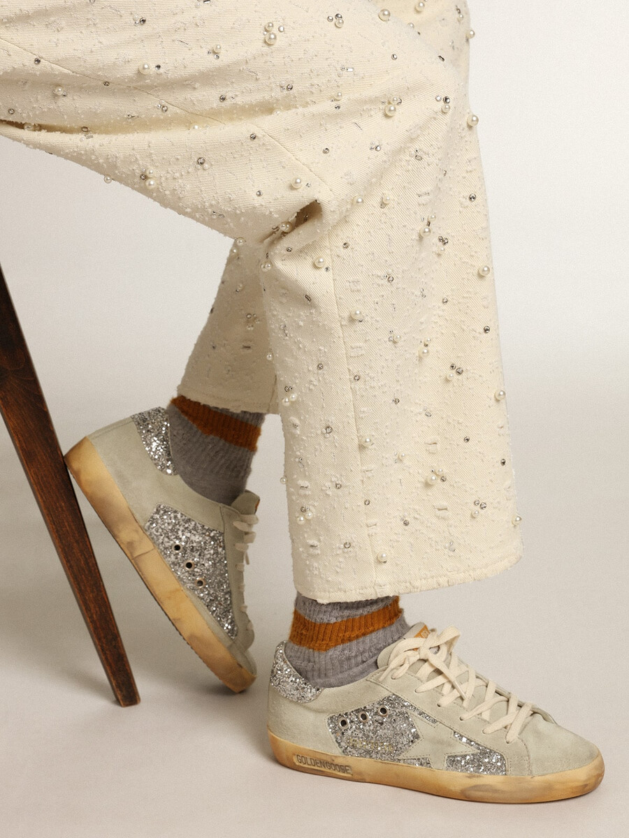 super-star feminino em glitter prateado com estrela e detalhes em cinza-gelo.
