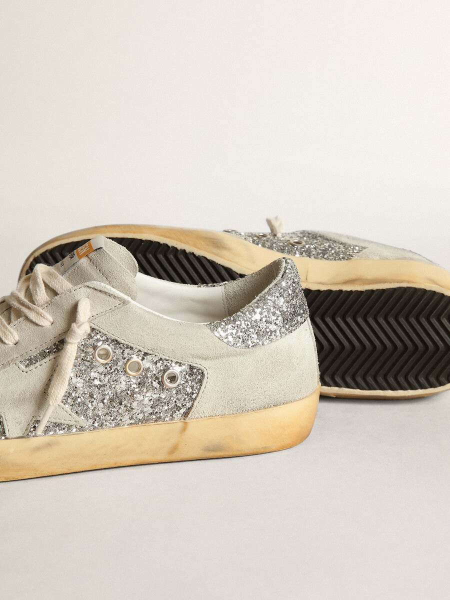 super-star feminino em glitter prateado com estrela e detalhes em cinza-gelo.