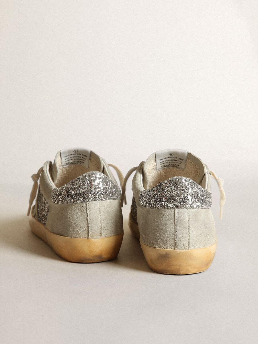 super-star feminino em glitter prateado com estrela e detalhes em cinza-gelo.