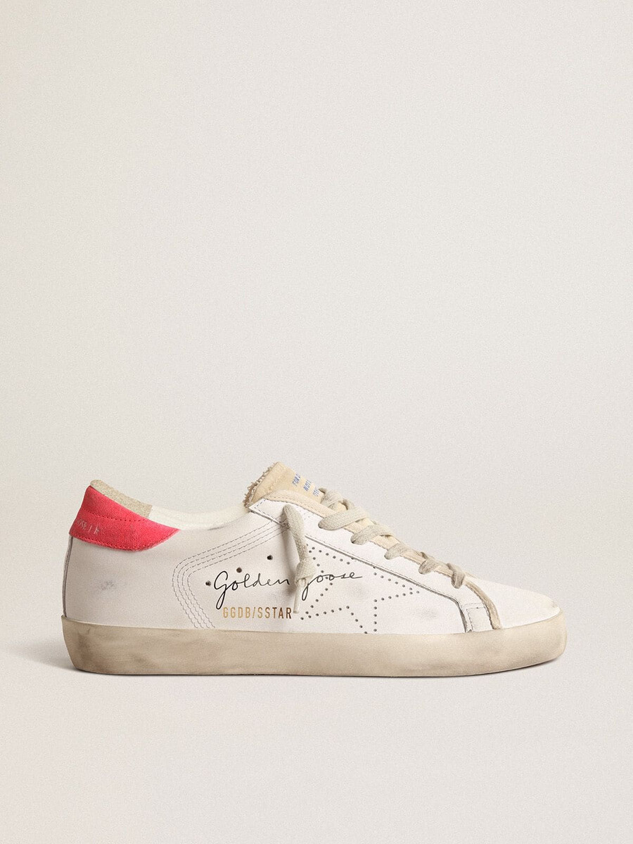 sapatilha feminina super-star em couro branco com estrela perfurada e detalhe em nylon fúcsia no calcanhar.