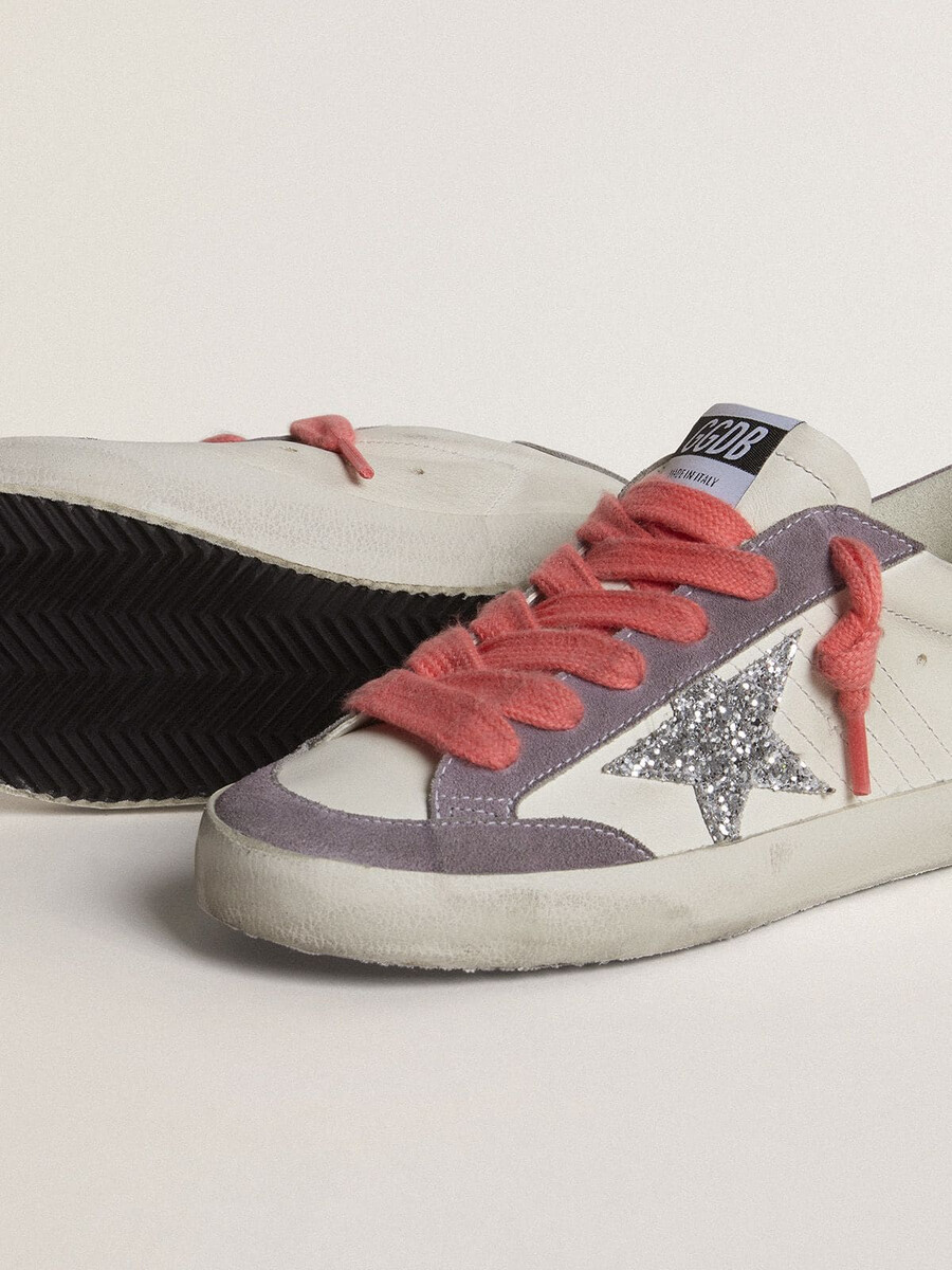 sapato feminino super-star com estrela prateada brilhante e detalhe em camurça lilás no calcanhar.