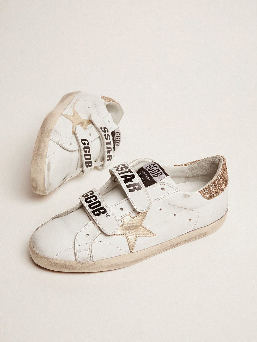 tênis feminino old school com estrela dourada em couro laminado.
