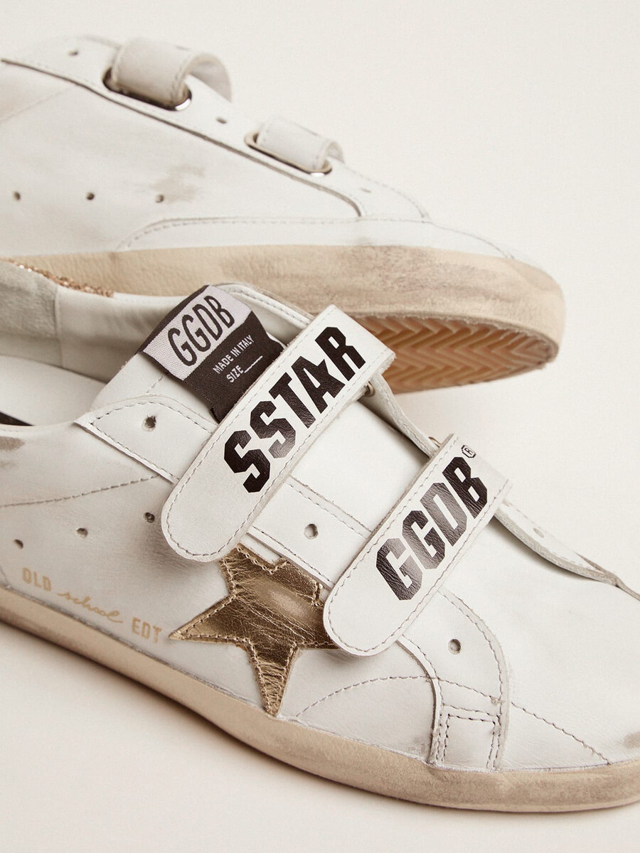 tênis feminino old school com estrela dourada em couro laminado.