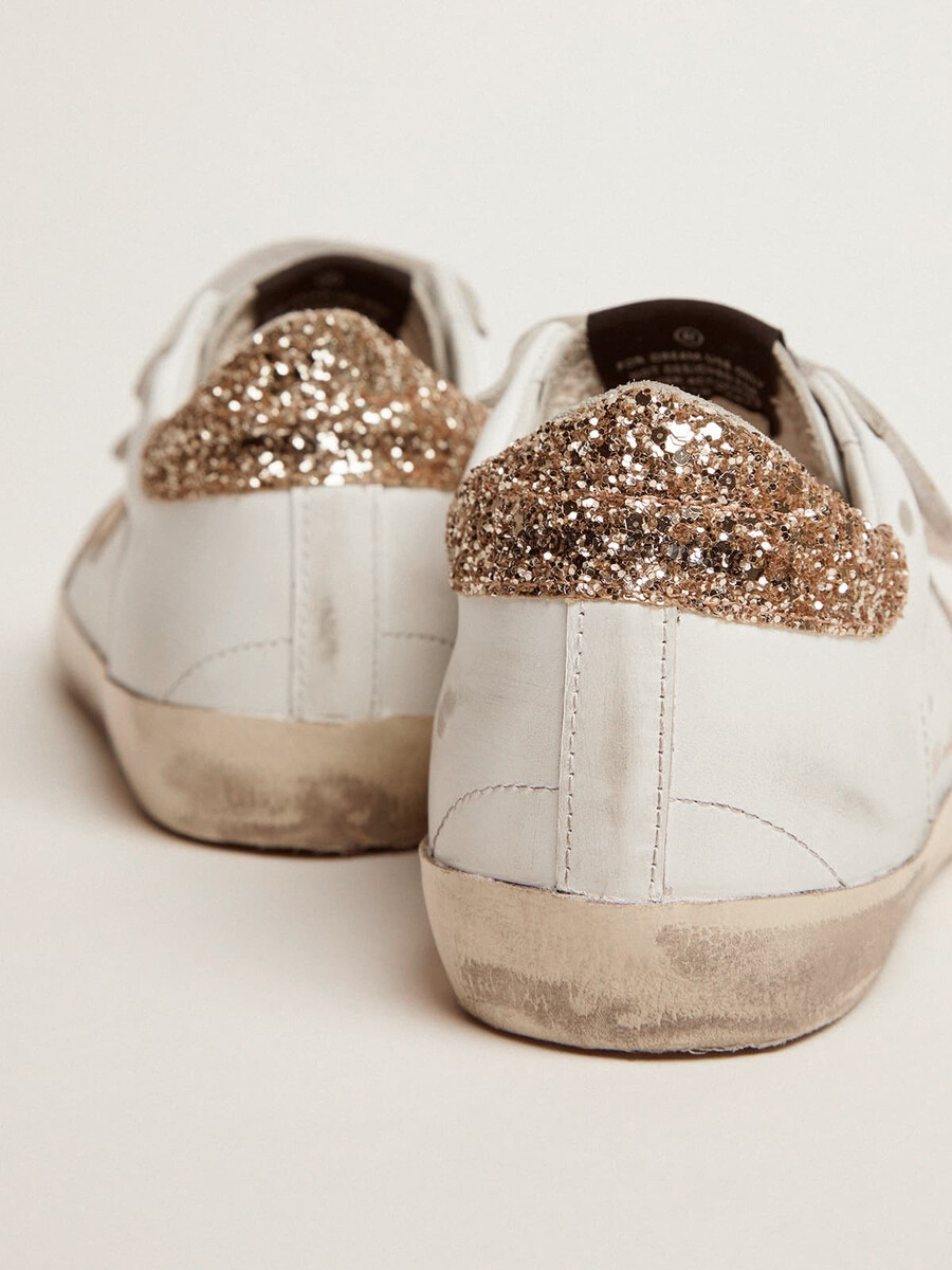 tênis feminino old school com estrela dourada em couro laminado.