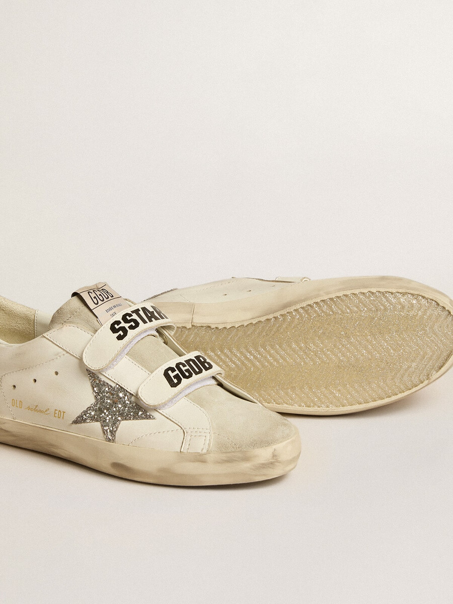 tênis feminino old school com estrela prateada brilhante e língua de camurça cinza-gelo.