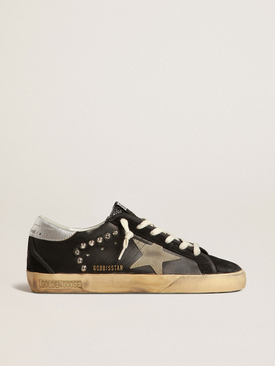 super-star feminino em couro preto e camurça com tachas prateadas.