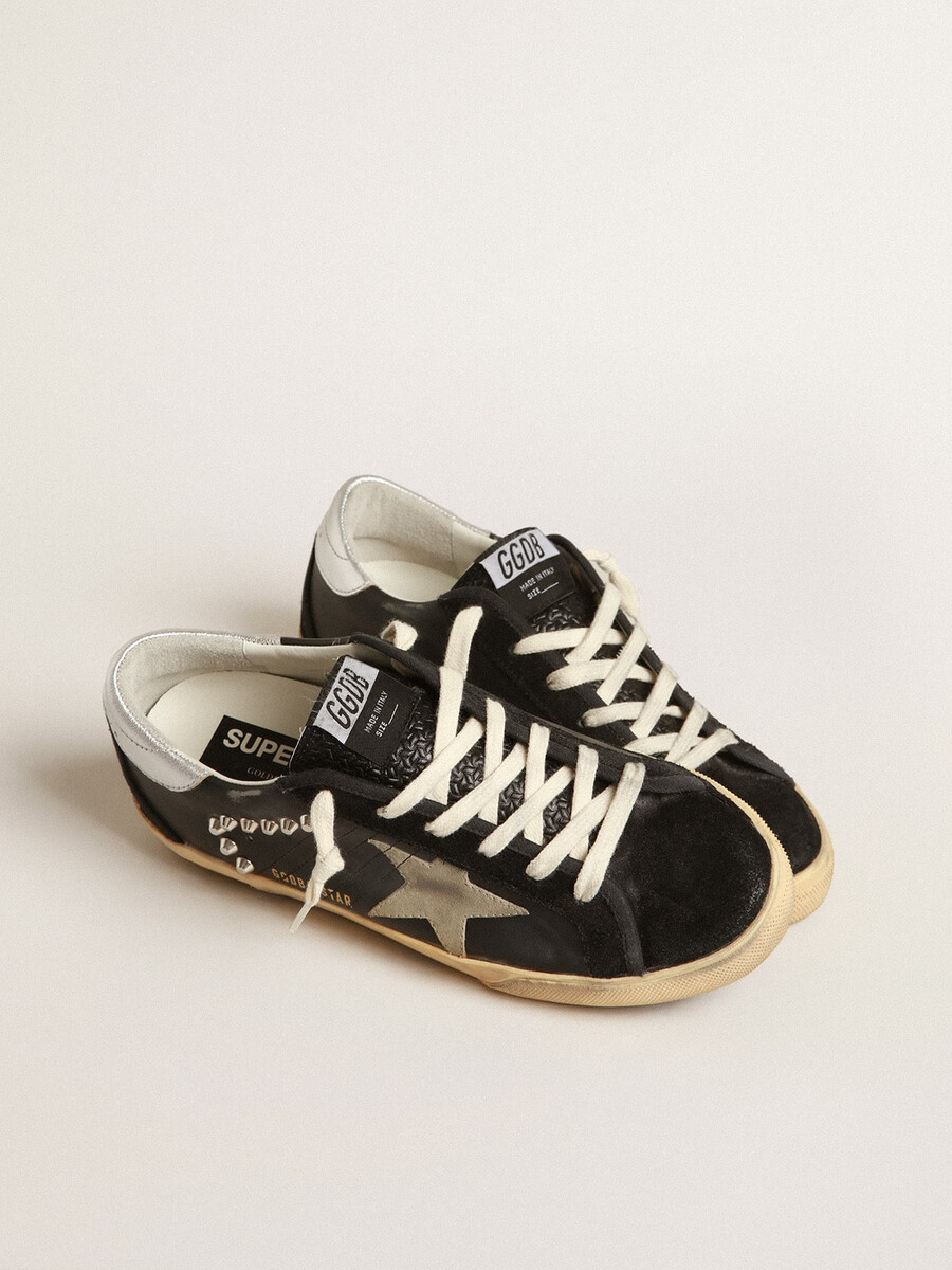 super-star feminino em couro preto e camurça com tachas prateadas.