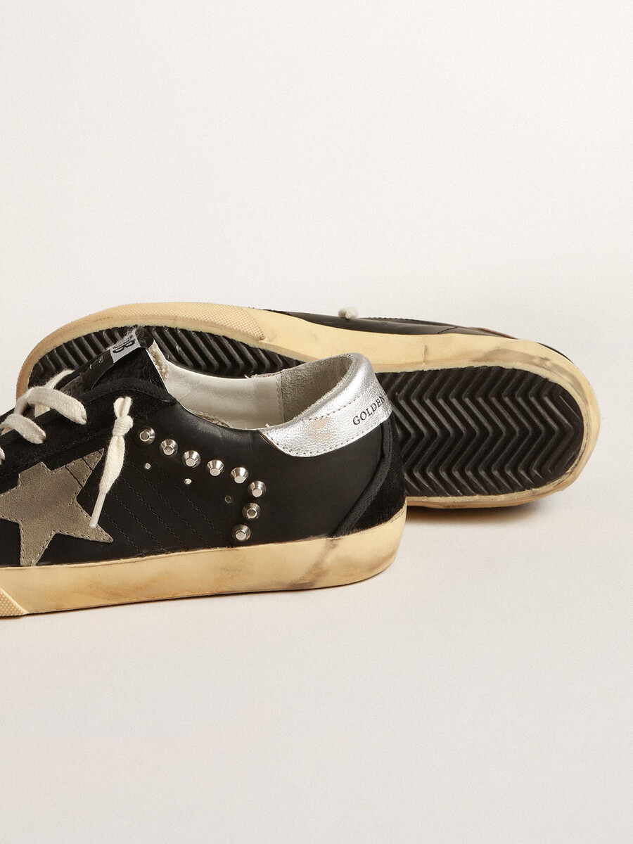 super-star feminino em couro preto e camurça com tachas prateadas.