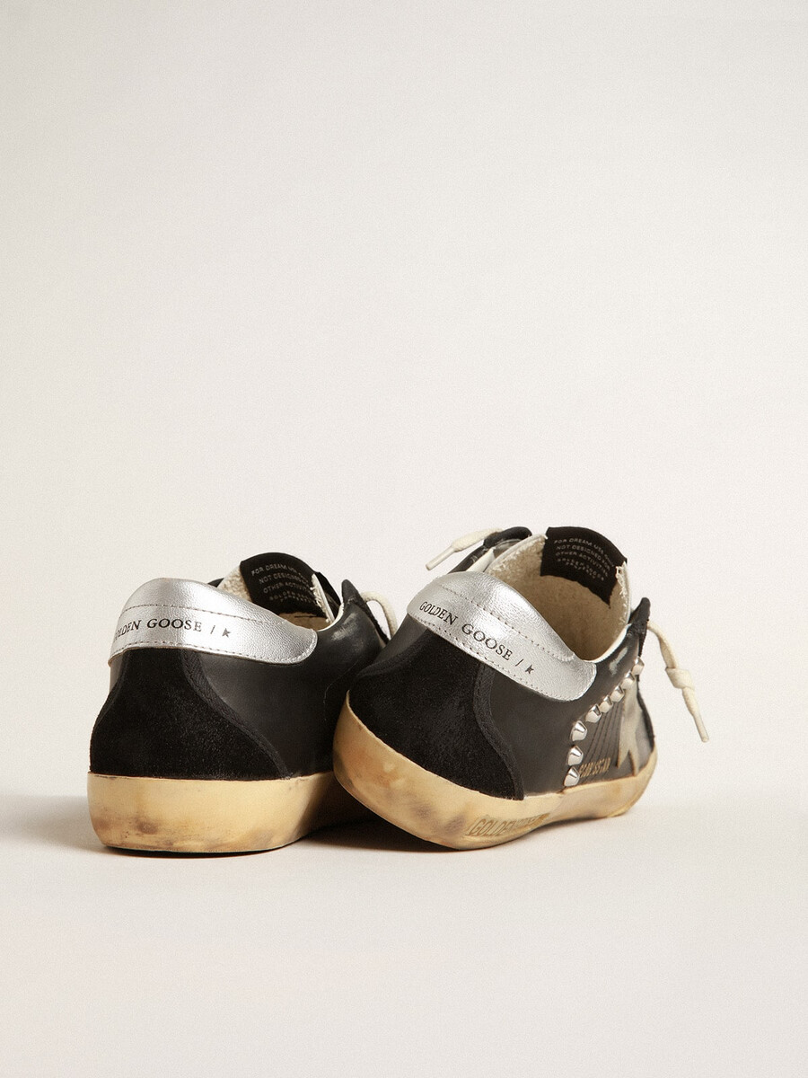 super-star feminino em couro preto e camurça com tachas prateadas.