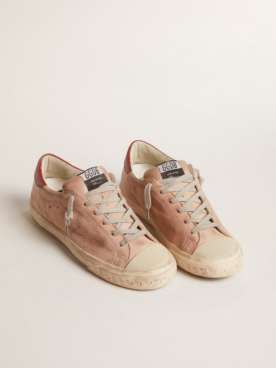 super-star ltd em nobuck rosa com estrela perfurada e detalhe em couro no calcanhar.
