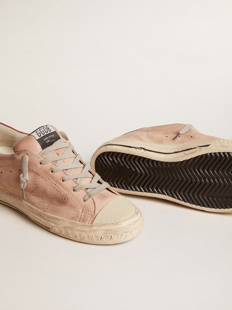 super-star ltd em nobuck rosa com estrela perfurada e detalhe em couro no calcanhar.