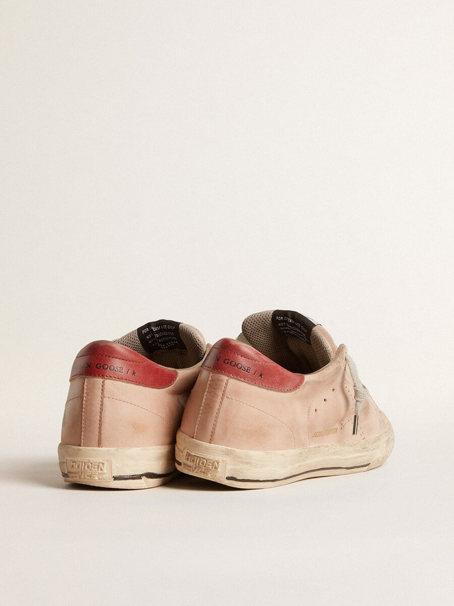 super-star ltd em nobuck rosa com estrela perfurada e detalhe em couro no calcanhar.