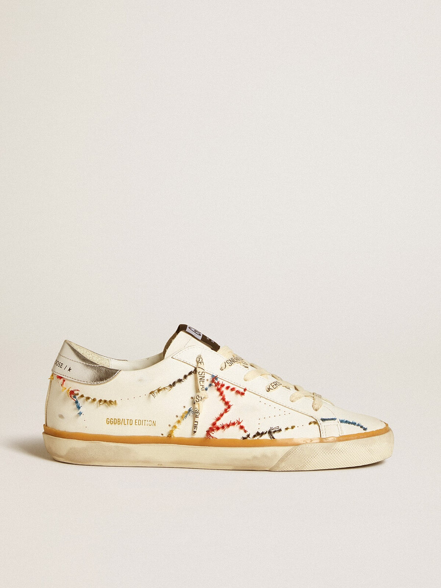 tênis feminino super-star ltd com estrela perfurada e detalhe em couro metalizado no calcanhar.